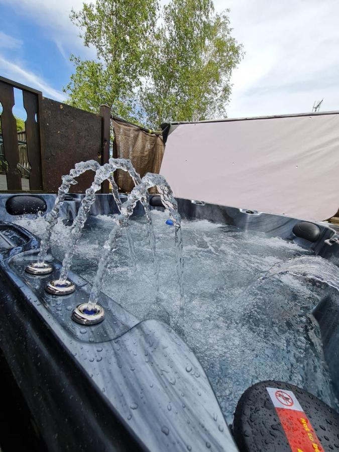 4 Bed Luxury Lodge With Hot Tub Near Lake District Warton  Zewnętrze zdjęcie